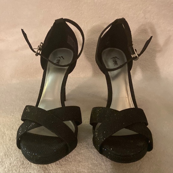 Strappy high heels - Picture 1 of 5